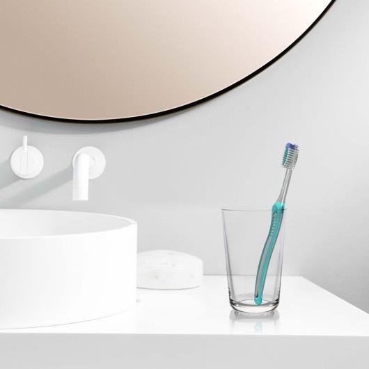 Kit 2 Escovas Dentais Extramacias Sensitive Pro-Saúde + 1 Fio Dental Complete Satin Floss Oral-B - Imagem em destaque