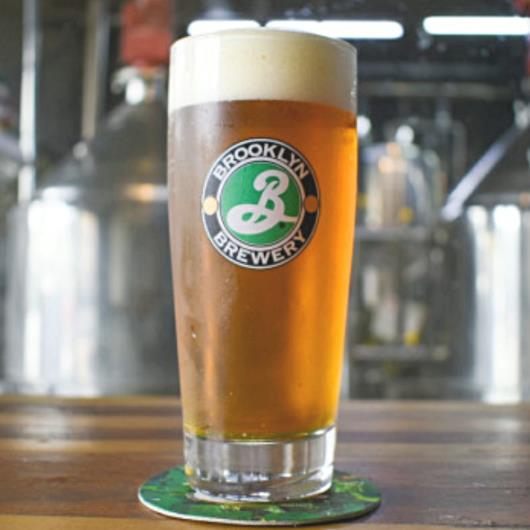 Cerveja brewery Brooklyn long neck Grátis 1 copo 400ml - Imagem em destaque