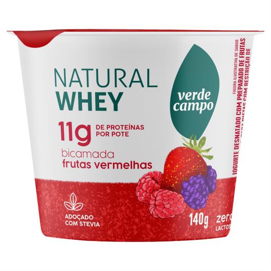 Iogurte Desnatado Bicamadas Frutas Vermelhas Zero Lactose Verde Campo Natural Whey Pote 140g - Imagem em destaque